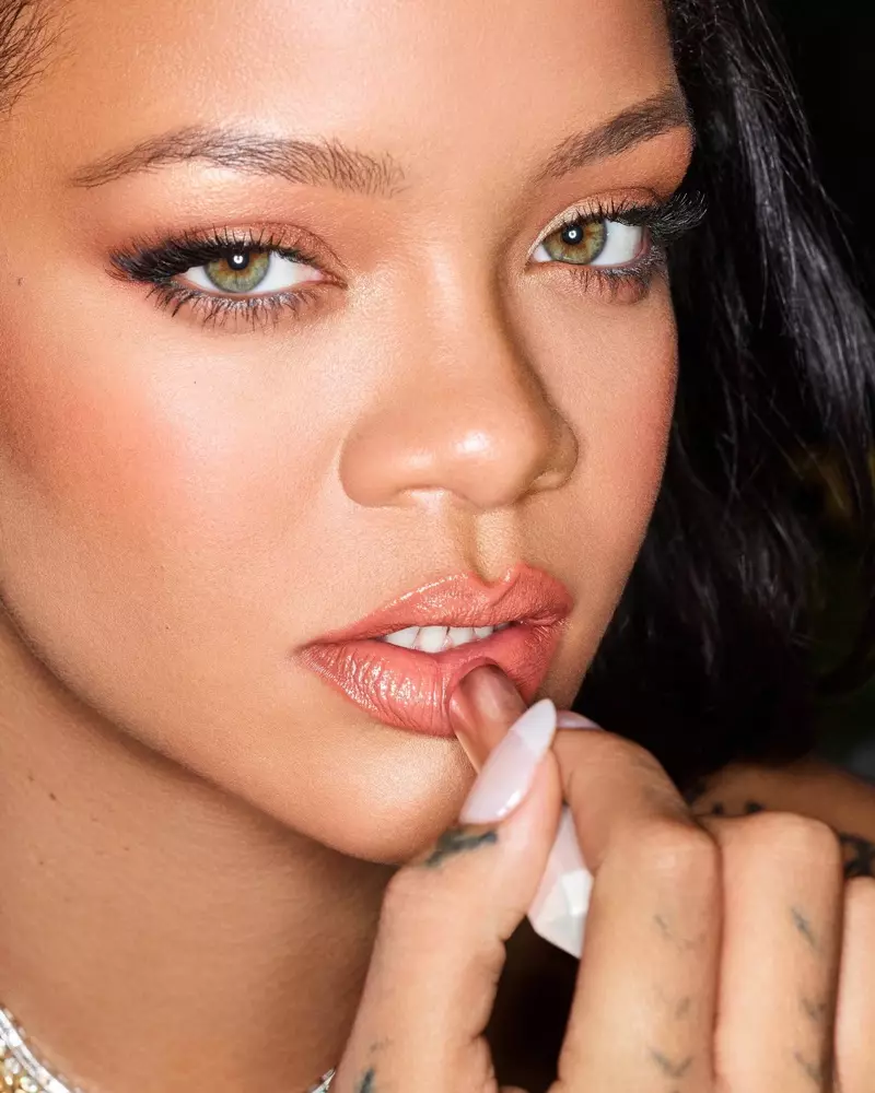 Fenty Beauty SLIP SHINE Pure glanzende lippenstift gedragen door Rihanna.