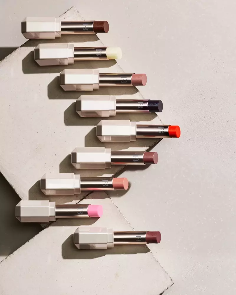 Fenty Beauty's Slip Shine Sheer Shiny Lipstick is verkrijgbaar in negen tinten.