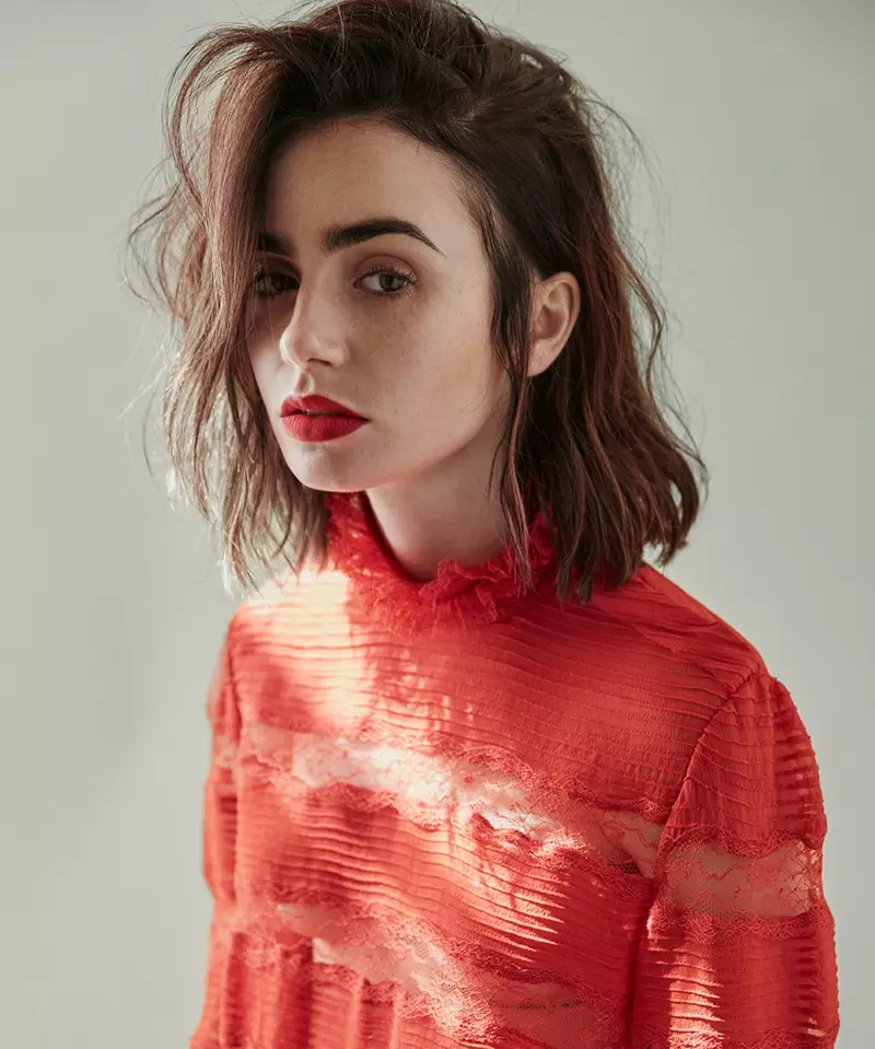 Aktorė Lily Collins dėvi raudoną Isabel Marant viršutinę dalį su atitinkamais raudonais lūpų dažais