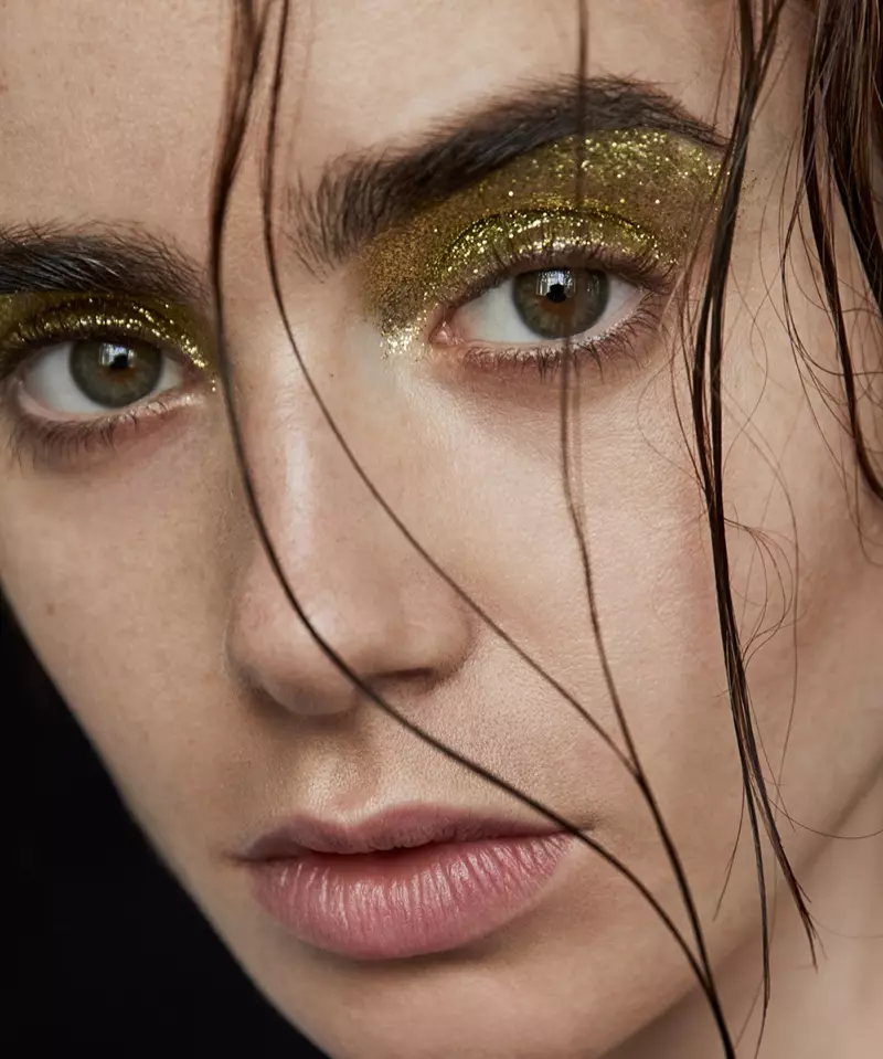 Levando un peiteado húmido, Lily Collins posa cunha sombra de ollos brillante dourada