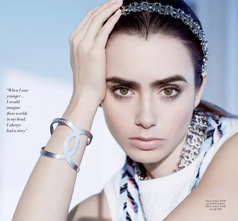 Lily Collins montras braceleton kun la interliga C-emblemo de Chanel