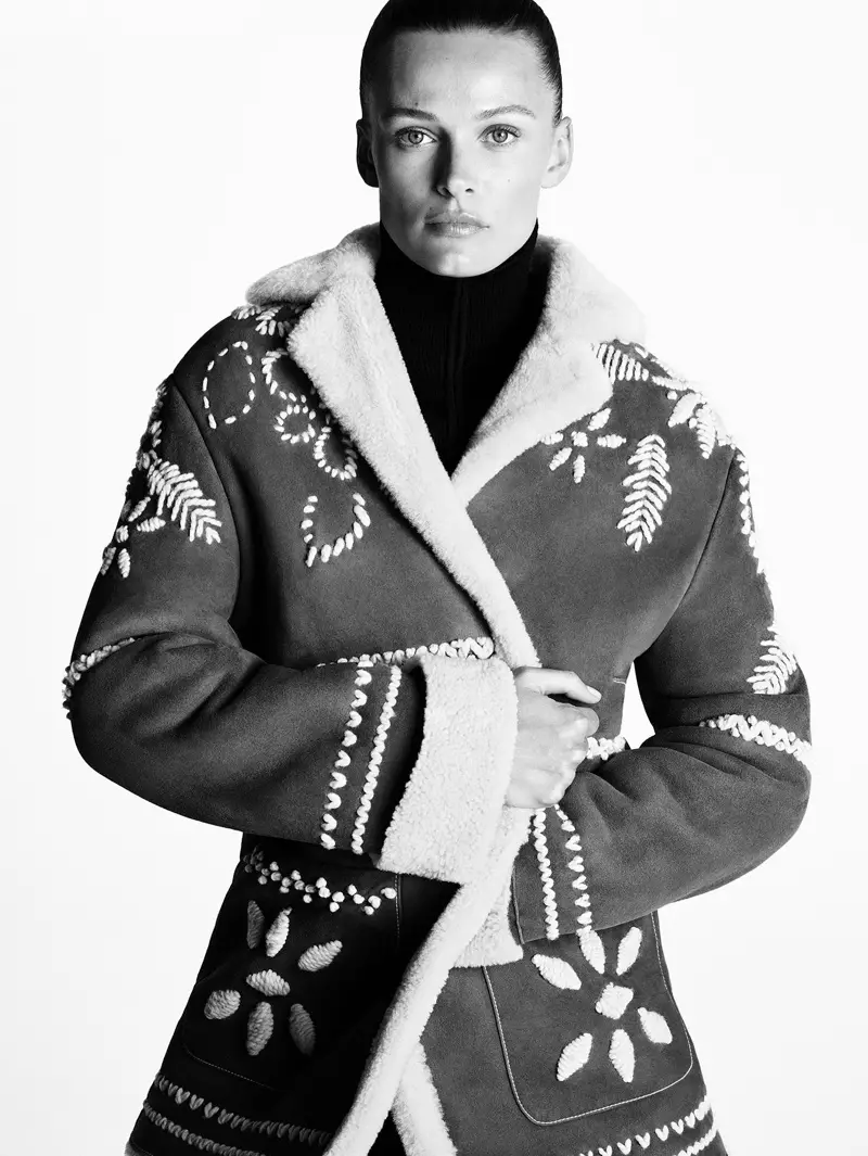 Com uma jaqueta bordada, Edita Vilkeviciute encabeça a campanha outono-inverno 2021 de Ermanno Scervino.