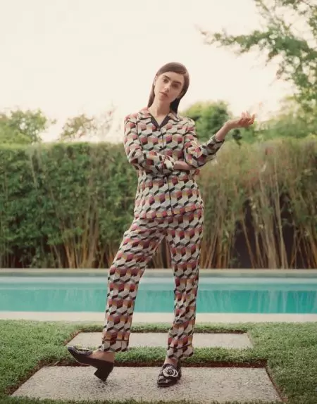 Lily Collins verbluft in statement prints voor The Edit