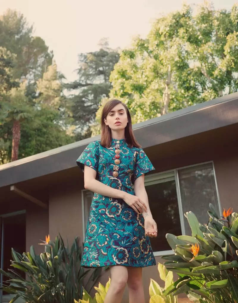 Aktris Lily Collins nganggo busana Dolce & Gabbana