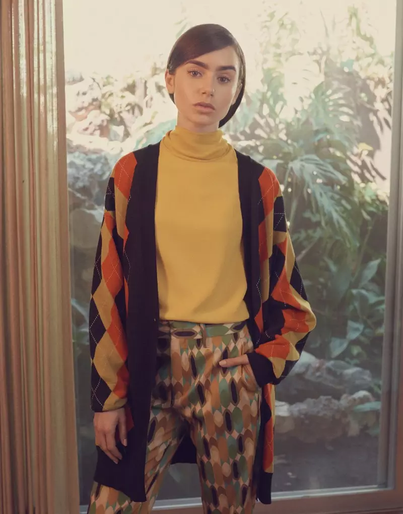 Lily Collins mặc áo nịt cổ yếm của Stella McCartney, áo blouse Joseph và quần cắt xén Prada