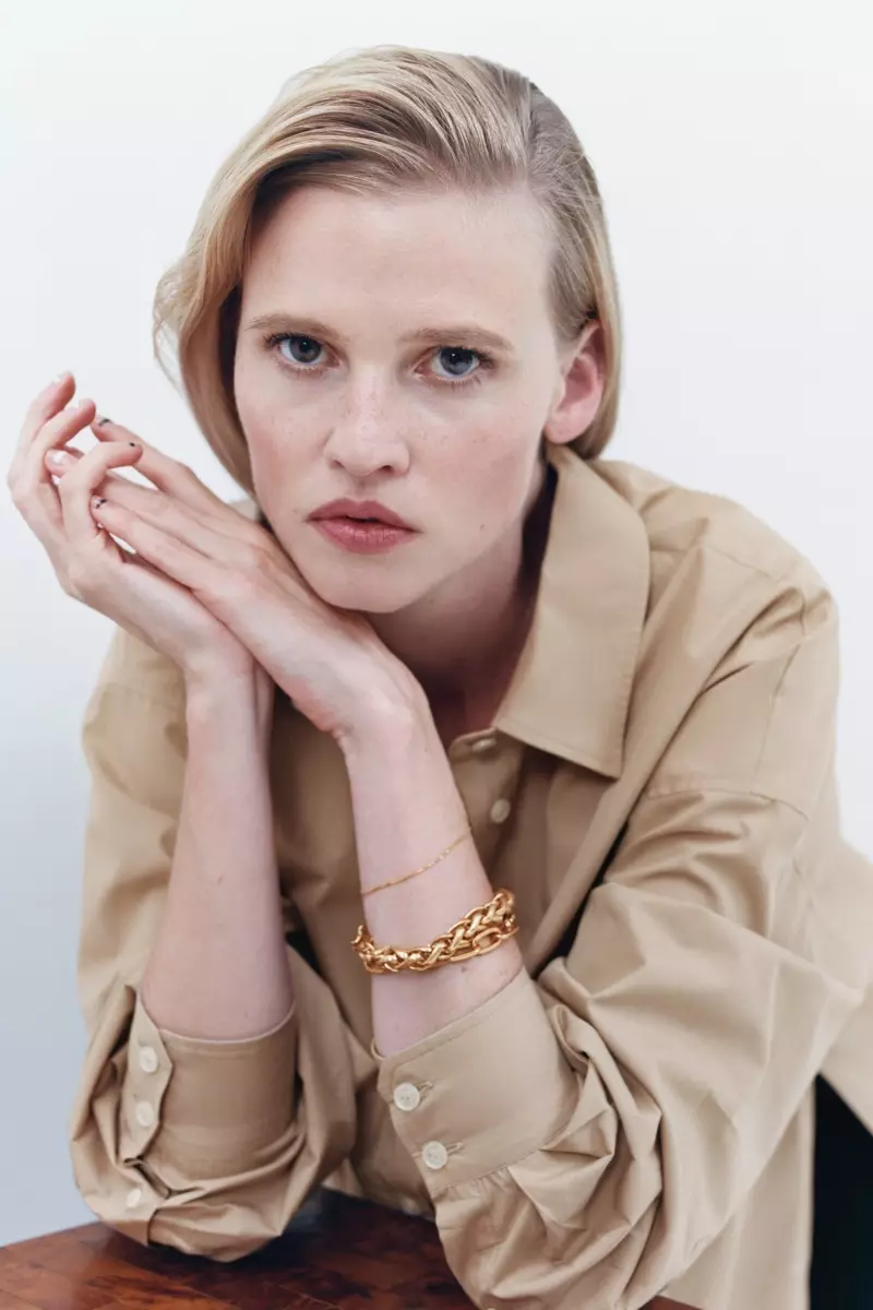 Lara Stone posiert für Zara Herbst 2020 in maßgeschneiderten Looks.