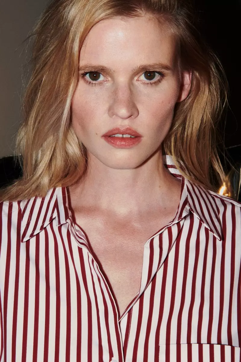 모델 라라 스톤(Lara Stone)은 자라(Zara) 스트라이프 포플린 셔츠를 입고 있다.