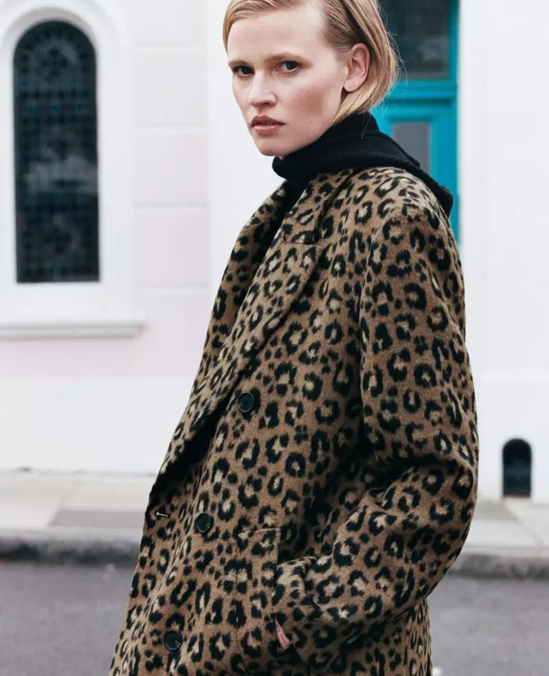 Lara Stone modellerar Zara kappa med djurtryck.