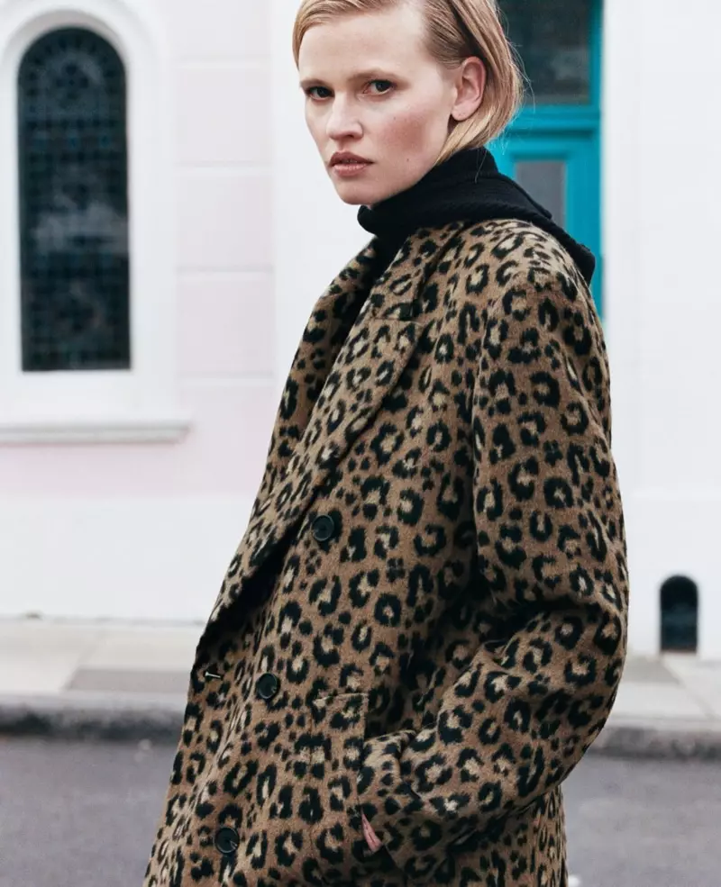 Lara Stone modellerer Zara kåpe med dyreprint.