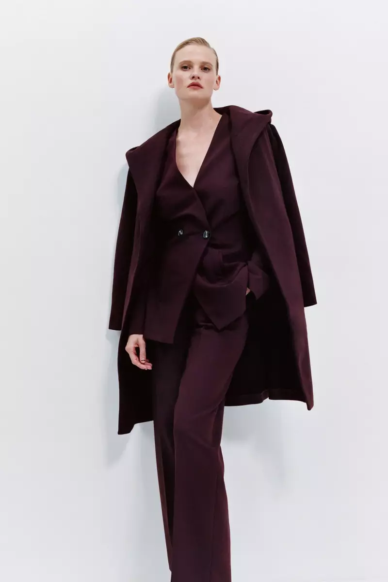 身著西裝，勞拉·斯通 (Lara Stone) 在 Zara 2020 年秋季設計中擺姿勢。