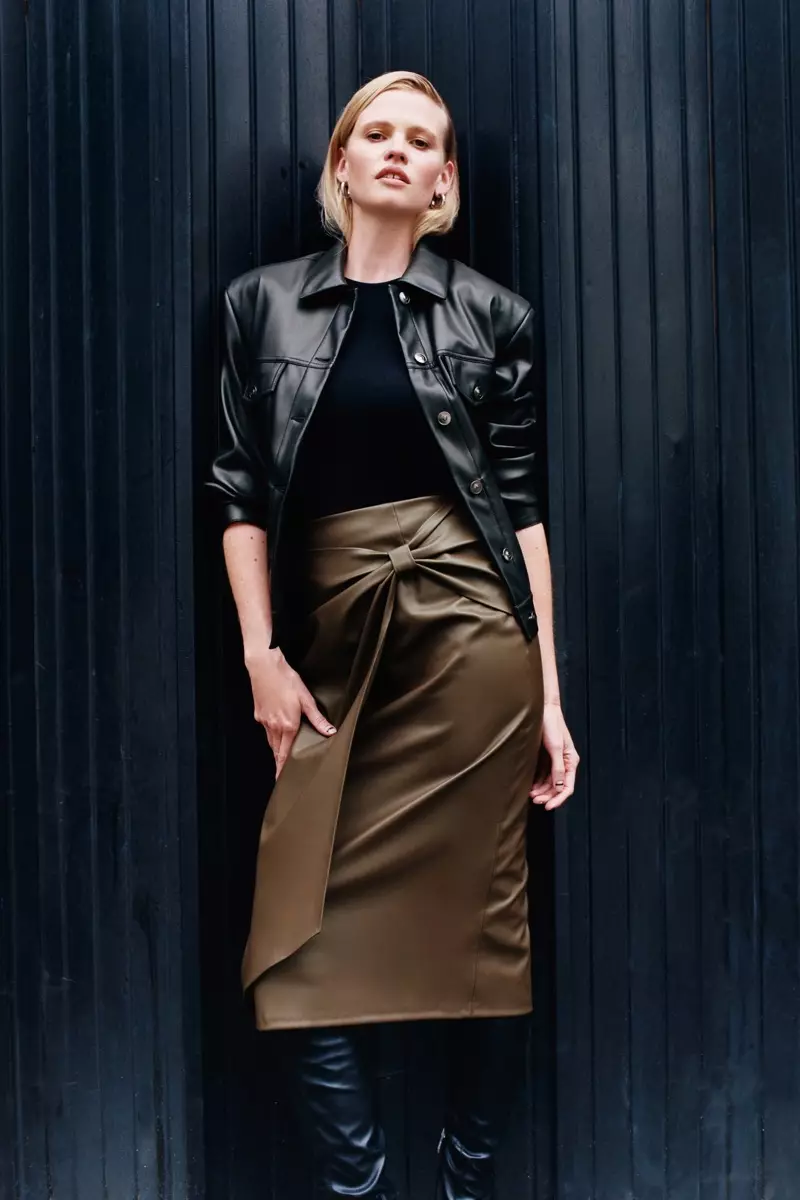 Lara Stone hält es schick und modelliert Zara Herbst 2020 Styles.