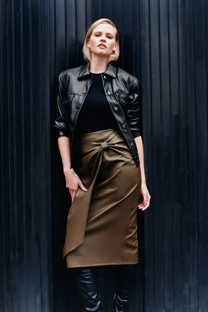 Manteniéndose chic, Lara Stone modela los estilos otoño 2020 de Zara.