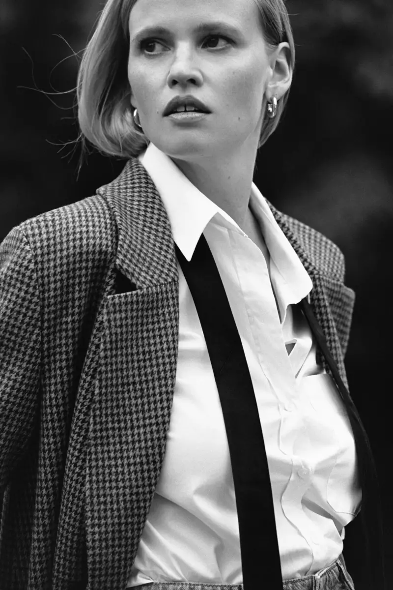 模特 Lara Stone 身著 Zara 2020 秋季款式。