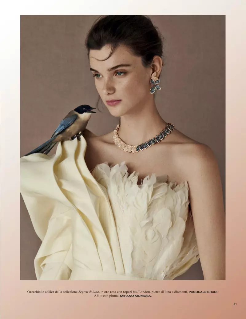 Sara Dijkink modela xoias elegantes para Vanity Fair Italia