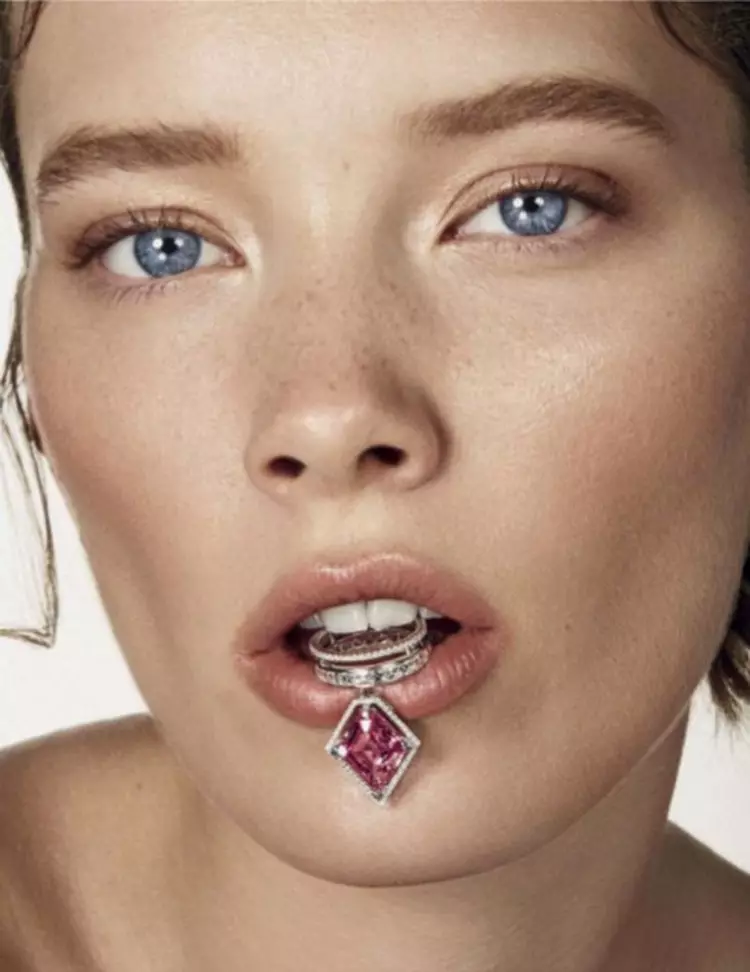 Mildred Gustafsson skitter in Gems vir Vanity Fair Italy