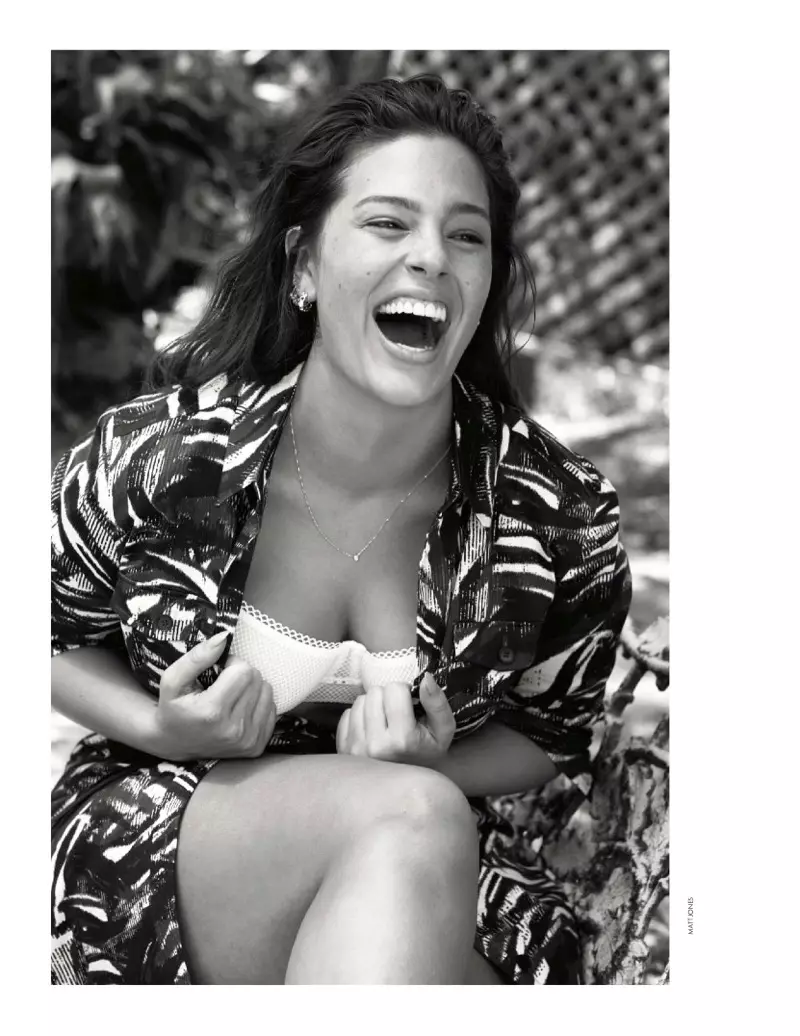 Ashley Graham khoe những đường cong của cô ấy trong ELLE France Cover Story