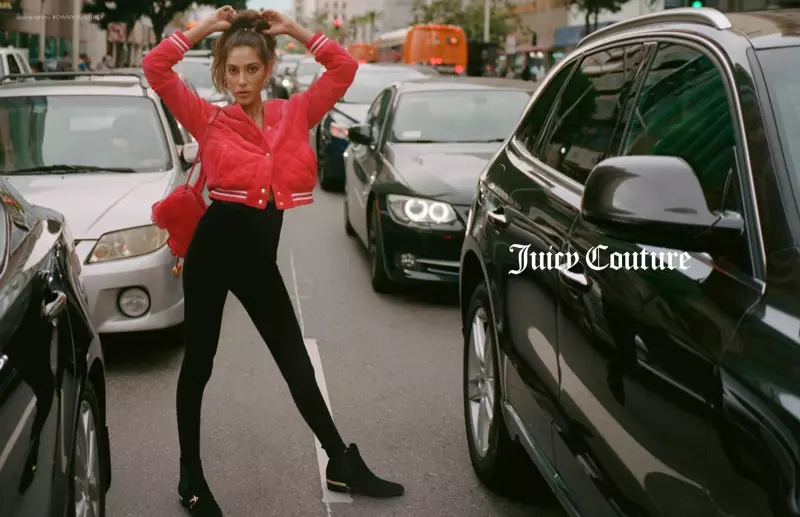 Isang imahe mula sa campaign sa advertising sa taglagas na 2017 ng Juicy Couture