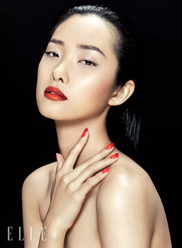 Kwak Ji Young သည် Elle Vietnam Beauty Feature တွင် Zhang Jingna အတွက် သရုပ်ဆောင်ထားသည်။