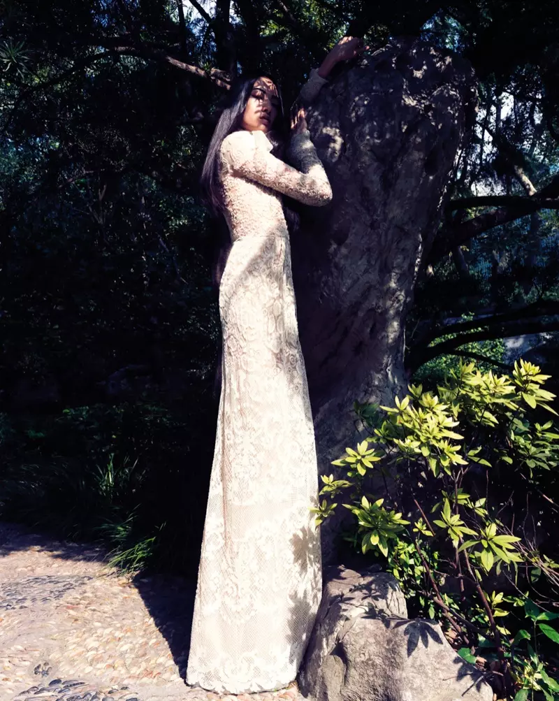 Cici Xiang betower vir Stockton Johnson in Harper's Bazaar Vietnam