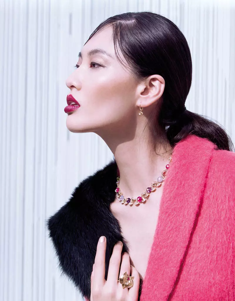 Bonnie Chen se pone abrigos para Stockton Johnson en Grazia