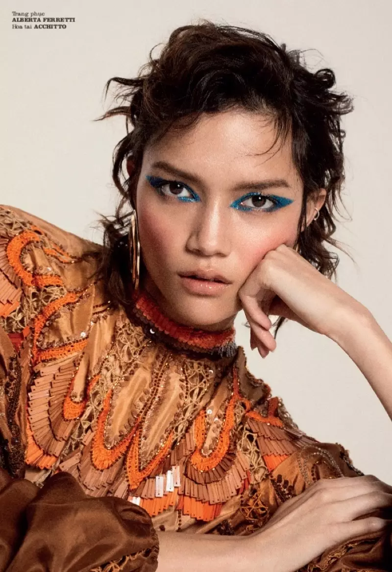 Charlotte Carey-k moda xelebrea hartzen du ELLE Vietnam-erako