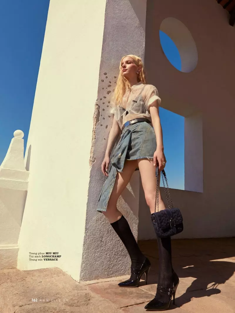 Nastya Zhuleva provar denimmode för ELLE Vietnam