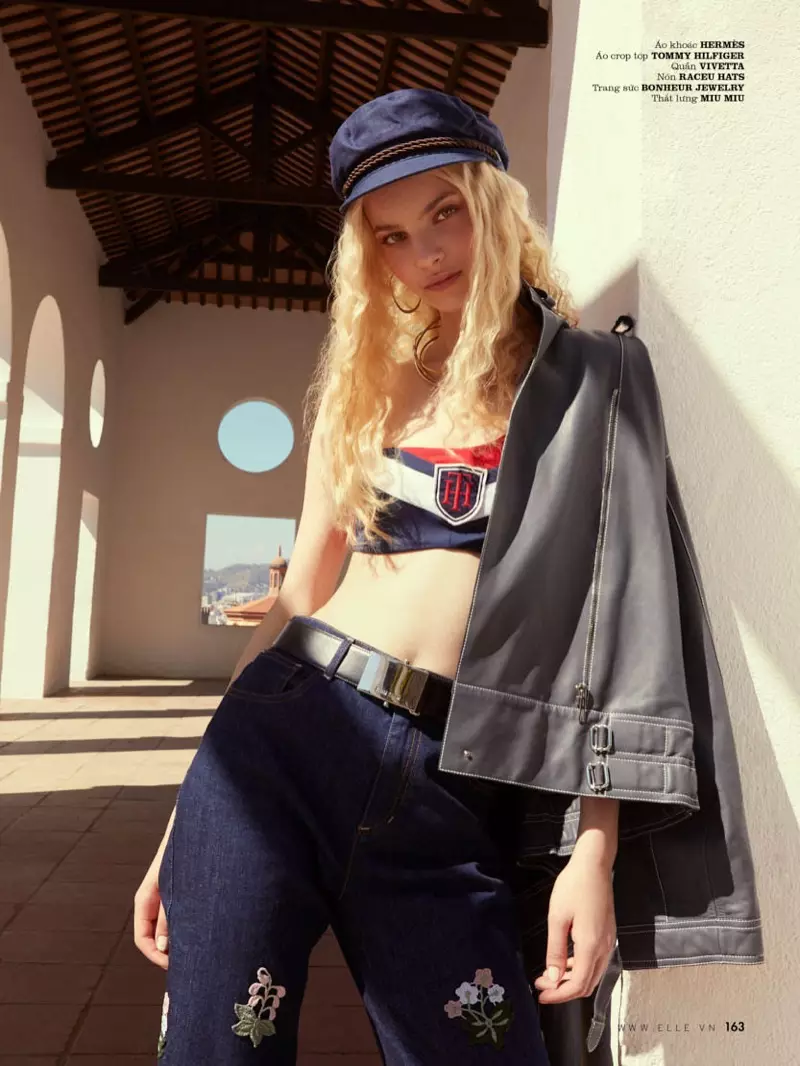 Nastya Zhuleva prova le mode del denim per ELLE Vietnam