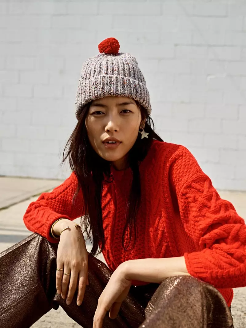 Madewell Cableknit pulóver, bordás Pom-Pom Beanie, széles szárú Langford Crop nadrág fém színben és Star Statement fülbevaló