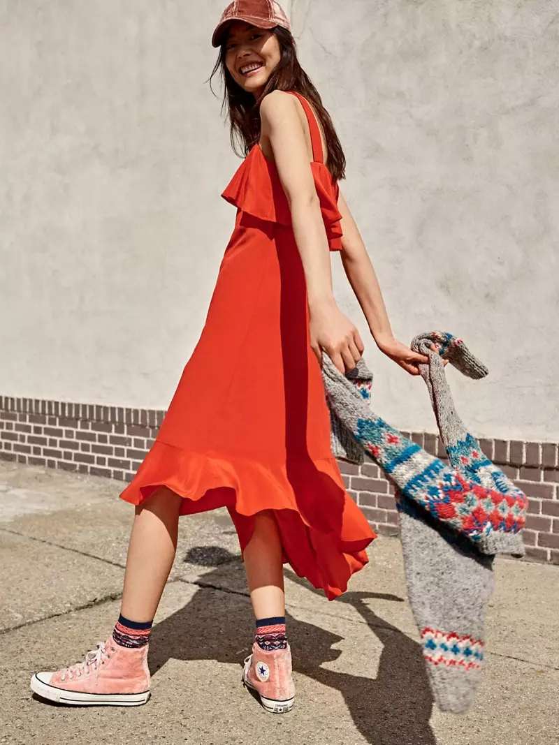 Madewell Velvet Baseball Cap, Silk Ruffle Tank Dress, Faux Fur ۾ Fair Isle Trouser Socks ۽ Converse Chuck Taylor آل اسٽار هاءِ ٽاپ سنيڪرز