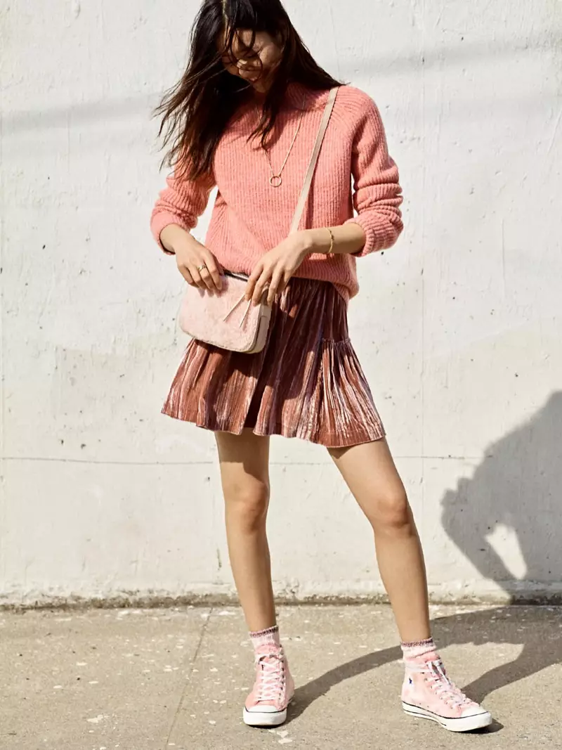 Madewell Northfield Mockneck Sweater, Yakapwanyika Velvet Mini Skirt, Iyo Nyore Crossbody Bag muShearling uye Converse Chuck Taylor All Star High-Top Sneakers muFaux Fur.