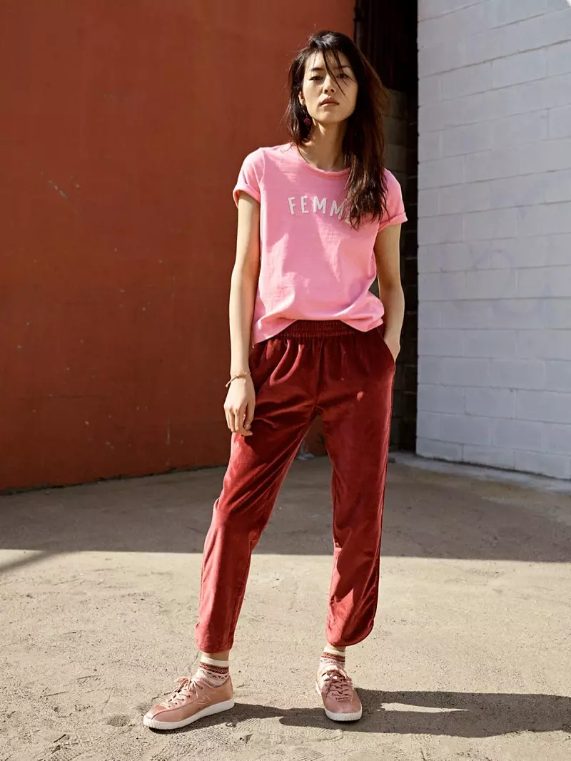 Madewell Pink Femme Tee, Trackbroek yn Fluwelen, Fair Isle enkelsokken en Madewell x Tretorn Nylite Plus sneakers yn satijn