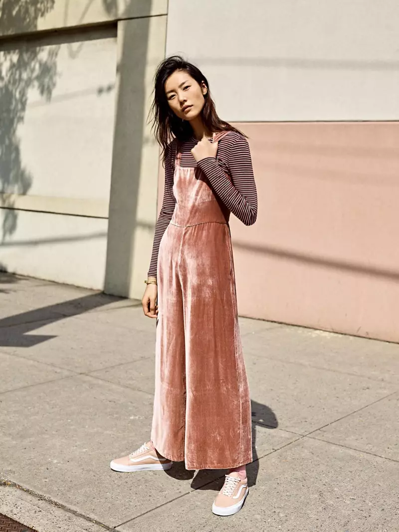 Madewell Crushed Velvet Jumpsuit med vidde ben, langermet bodysuit med rund hals i stripe og Vans Old Skool sneakers med snøring i rosa skinn