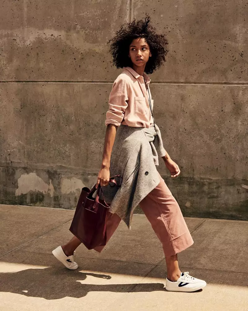 Паліто Madewell з ёлачкай, укорочаныя штаны з аксамітным лангфардам, сумка Transport Tote і скураныя і аксамітныя красоўкі Tretorn Nylite Plus