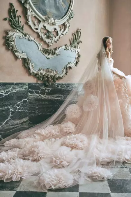 Tersapu dalam Gaun Monique Lhuillier Bridal's Fall 2020