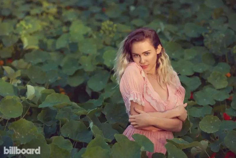 Kantistino Miley Cyrus aspektas bele en rozo por Billboard Magazine