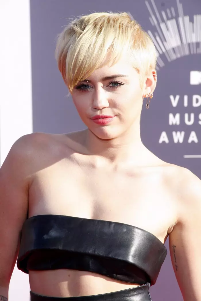 Miley Cyrus portis mallongan piksian hartondon kun frangoj al la flanko ĉe la 2014-datita MTV Music Awards. Foto: Tinseltown / Shutterstock.com