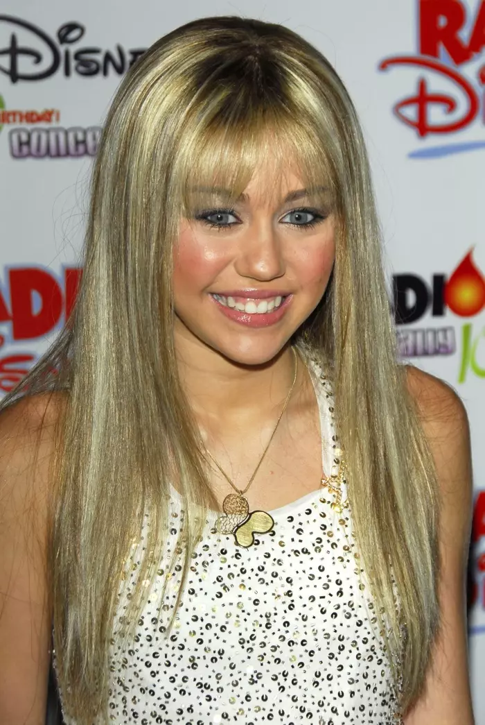 Kòm yon figi fre sou sèn nan an 2006, Miley Cyrus kanalize karaktè Hannah Montana li nan yon evènman Disney. Foto: s_bukley / Shutterstock.com