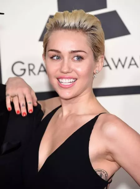 Miley Cyrus šukuosenos laiko juosta: nuo ilgos iki trumpos