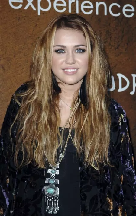 Chronologie de la coiffure de Miley Cyrus: du long au court