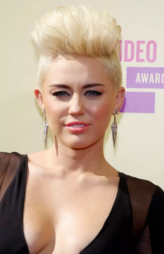 2012 m. Miley Cyrus debiutavo trumpu platinos blondino kirpimu, primenančiu mohawk formą. Nuotrauka: Tinseltown / Shutterstock.com