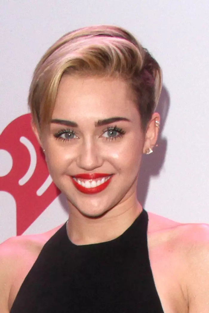 Miley Cyrus sacudiu un elegante corte de pelo curto e louro no Jingle Ball de KIIS FM 2013. Foto: Helga Esteb / Shutterstock.com