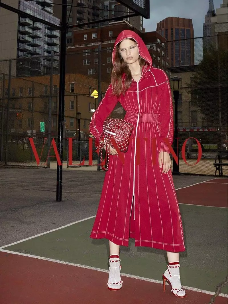 Valentino zachytáva kampaň rezortu 2018 na basketbalovom ihrisku St. Vartan Park v New Yorku
