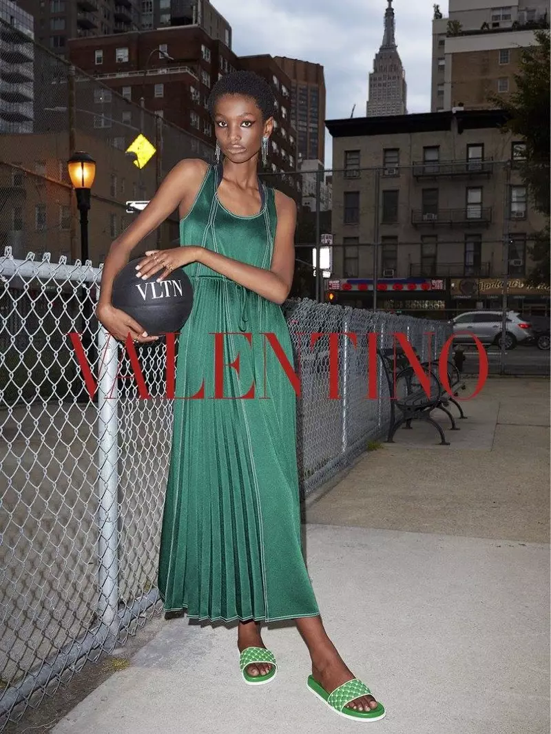 Imari Karanja nosí zelené šaty v kampani Valentino's resort 2018