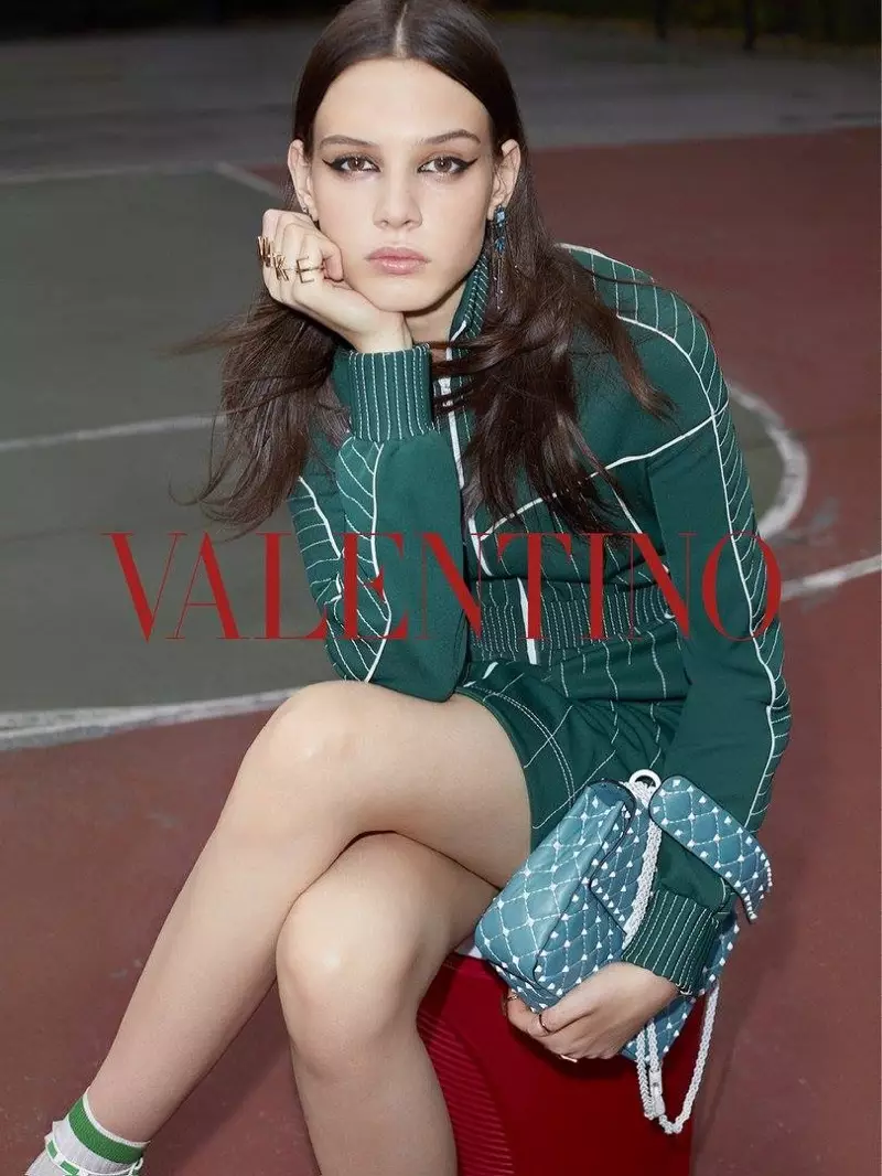 Mag Cysewska ຖ່າຍທອດຄວາມຮູ້ສຶກກິລາໃນແຄມເປນ 2018 ຂອງ Valentino