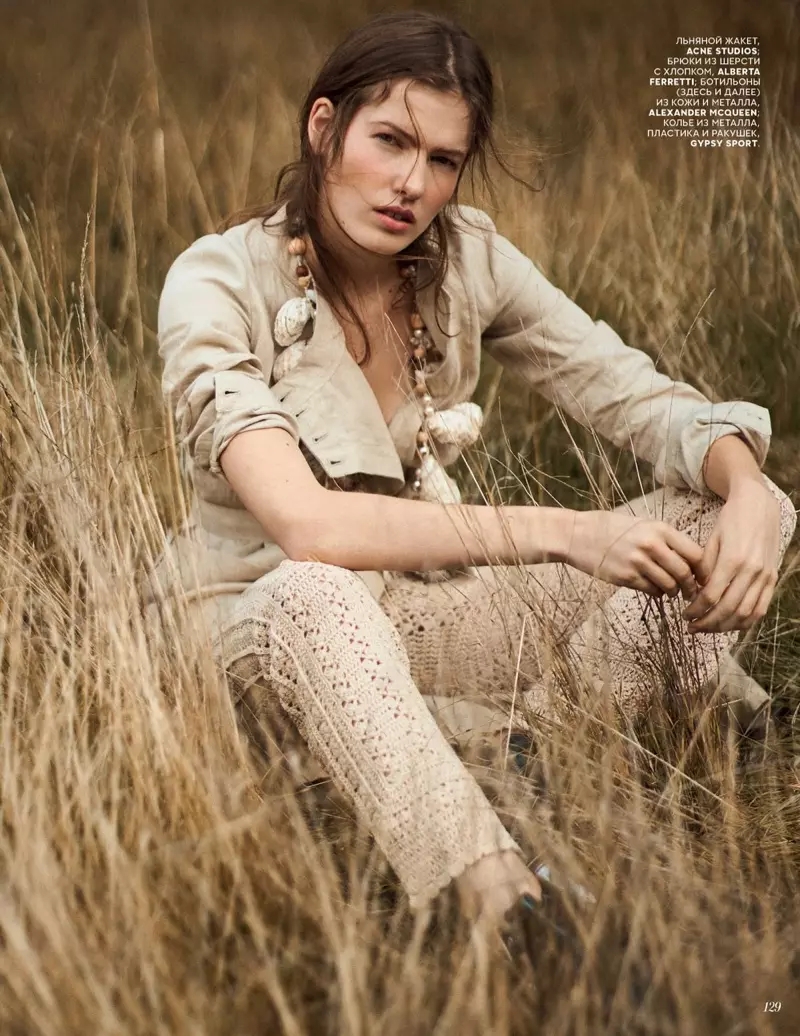 Roos Van Elk na-etinye na ụdị Boho dị arọ maka Vogue Russia