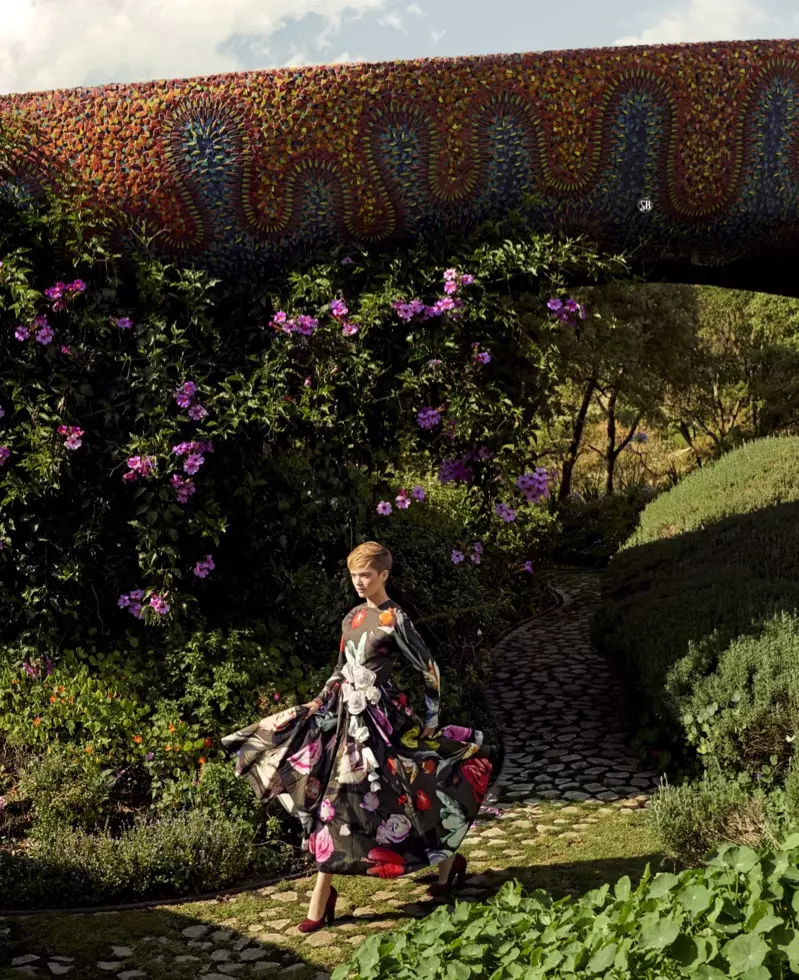 Si Ruth Bell Poses sa Dramatic Floral Fashion para sa Harper's Bazaar