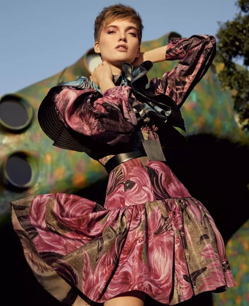 Ruth Bell Anomira mune Inoshamisa Floral Fashoni yeHarper's Bazaar