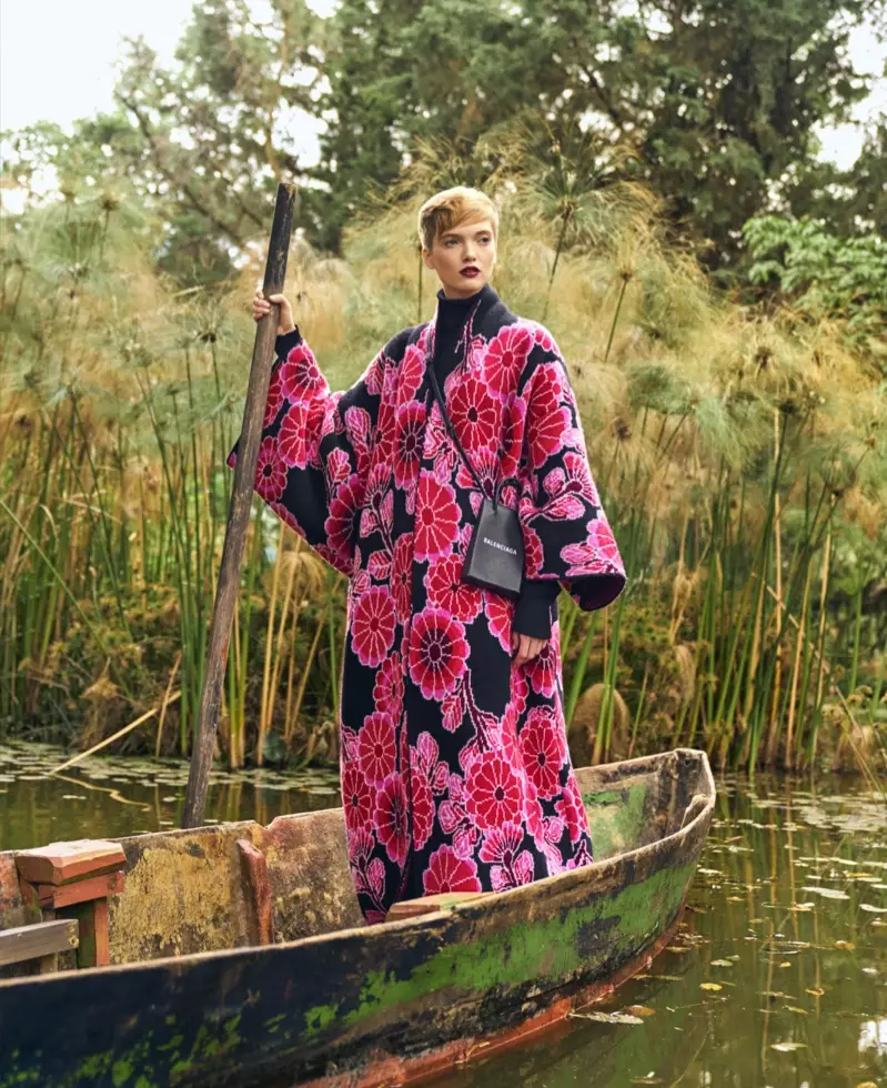 Nagpose si Ruth Bell sa Dramatic Floral Fashion para sa Harper's Bazaar