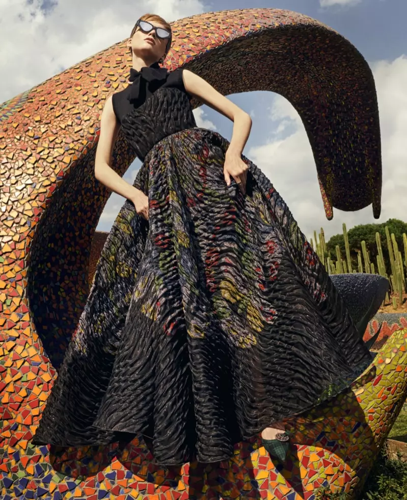 Ruth Bell o eme ka Dramatic Floral Fashion bakeng sa Harper's Bazaar