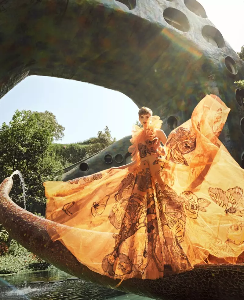 Ruth Bell posa con espectacular moda floral para Harper's Bazaar